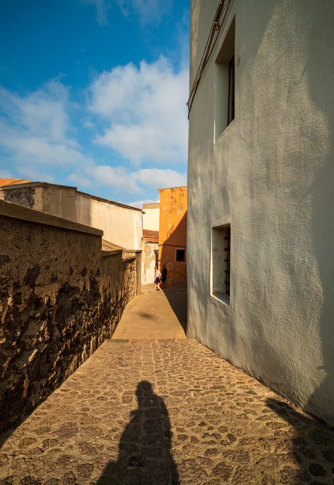 Abstraktes Spiel aus Form, Schatten und Licht
