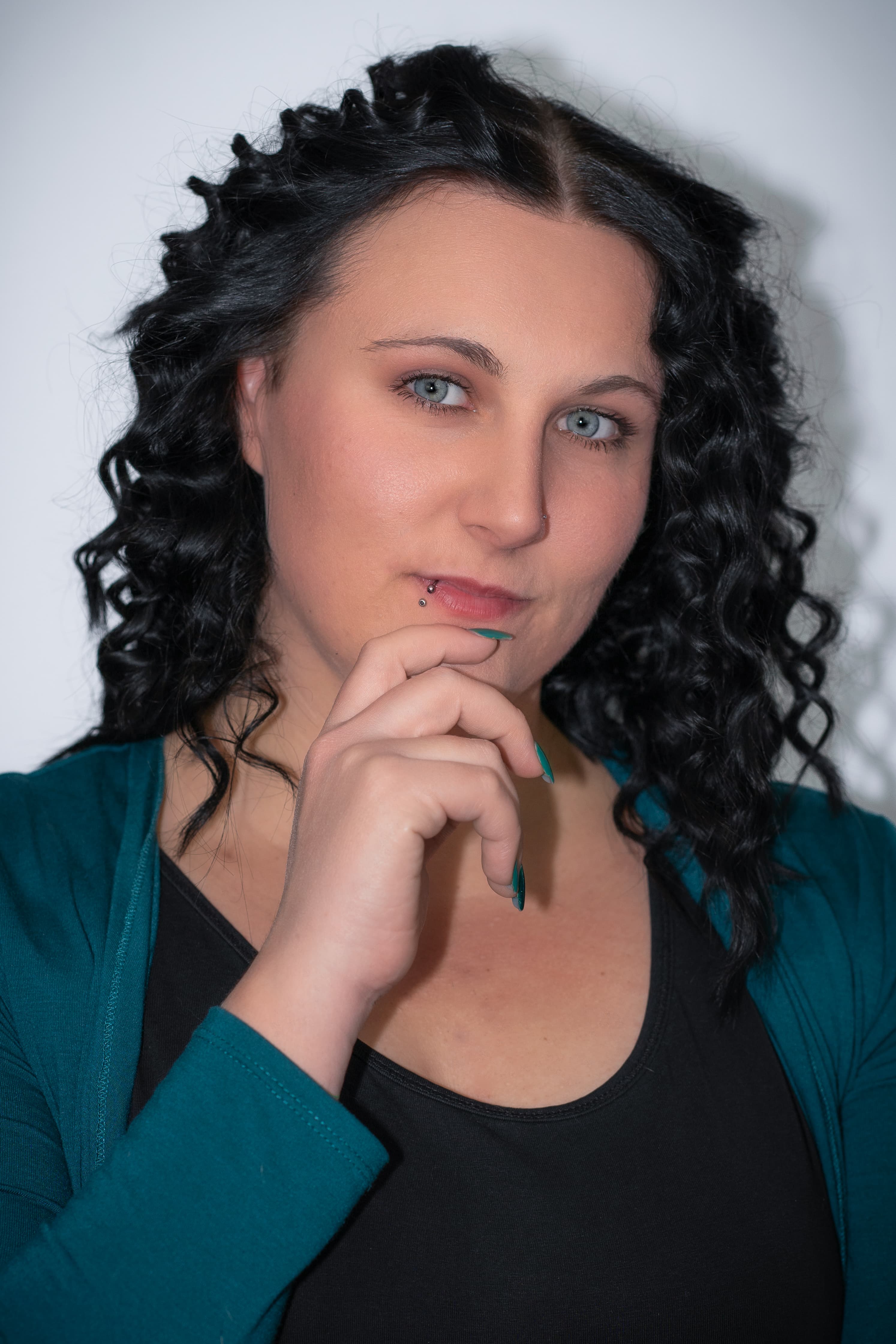 Business-Headshot mit neutralem Hintergrund