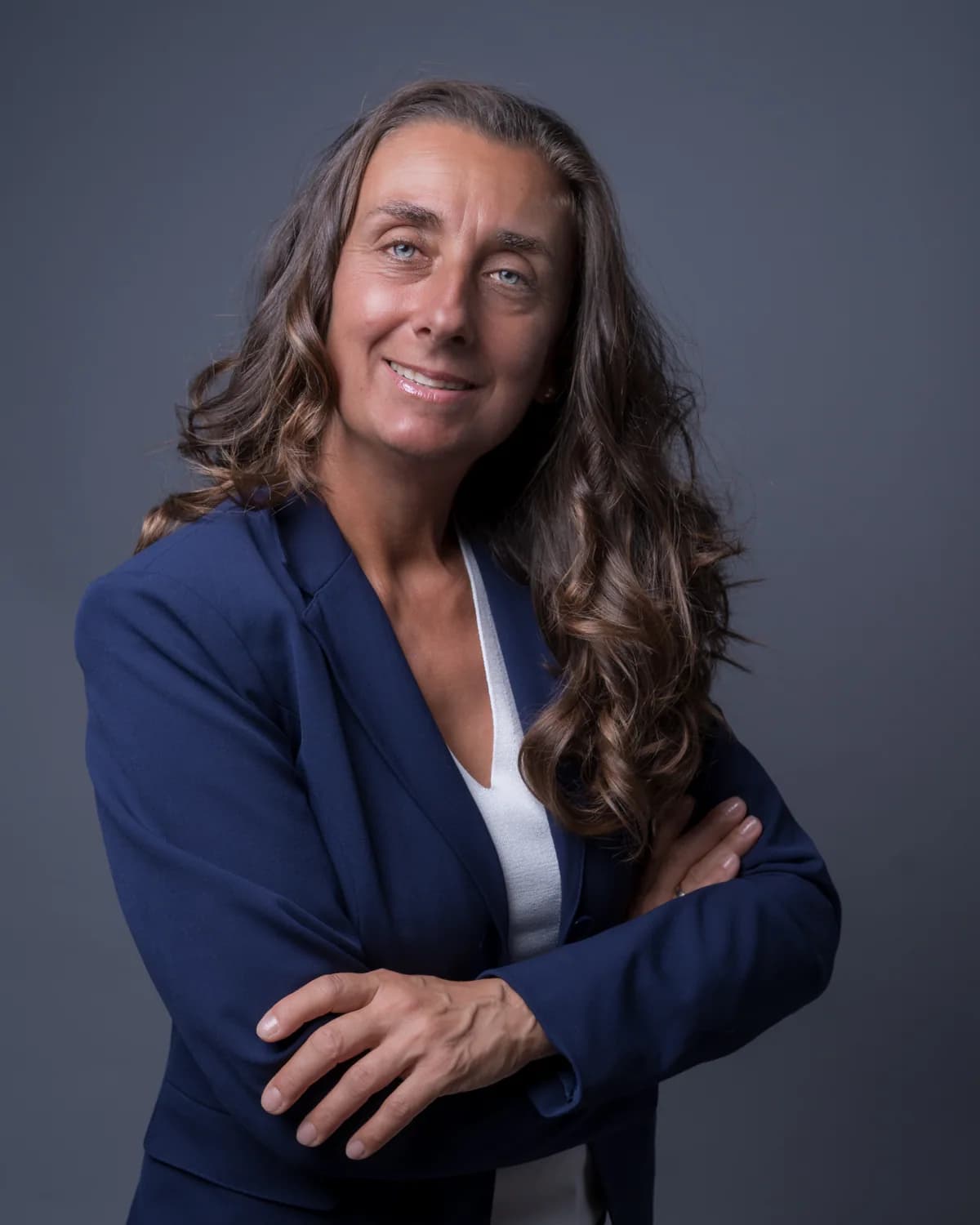 Modernes Businessportrait einer Frau im blauen Blazer