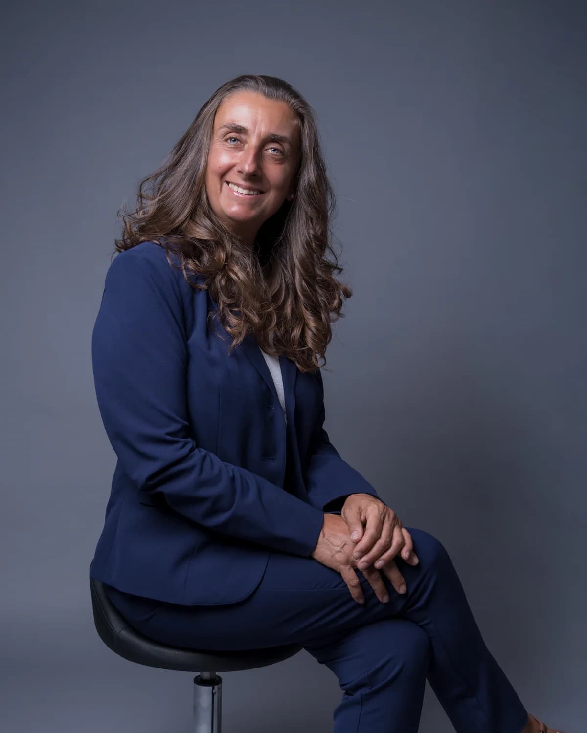 Entspanntes Businessportrait einer Frau im Sitzen