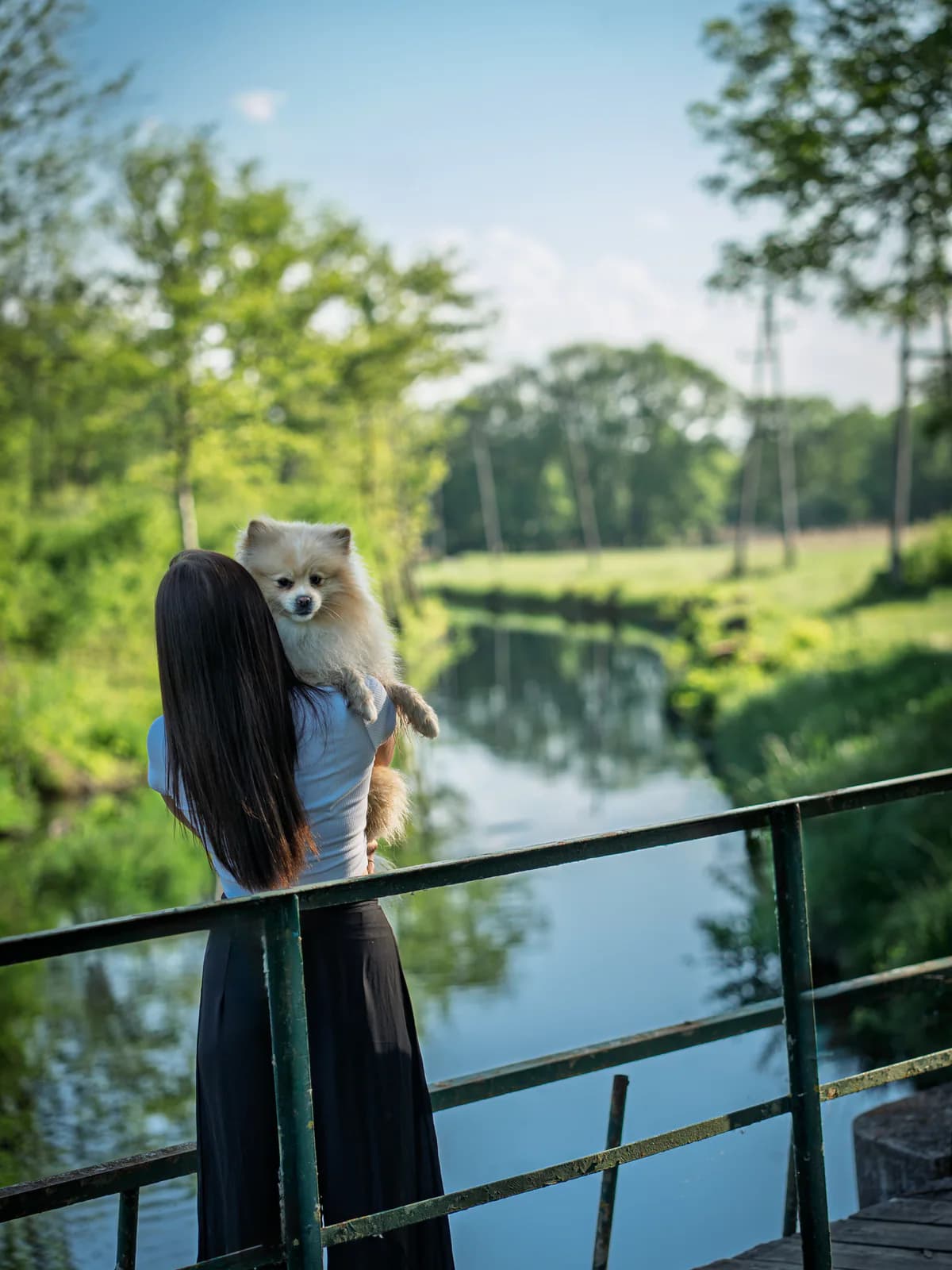 Frau mit Hund bei einem Outdoor-Shooting im Wasser