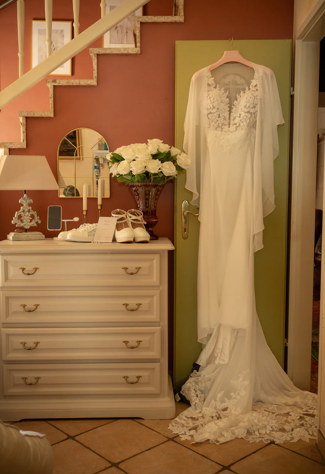 Brautkleid im sanften Fensterlicht