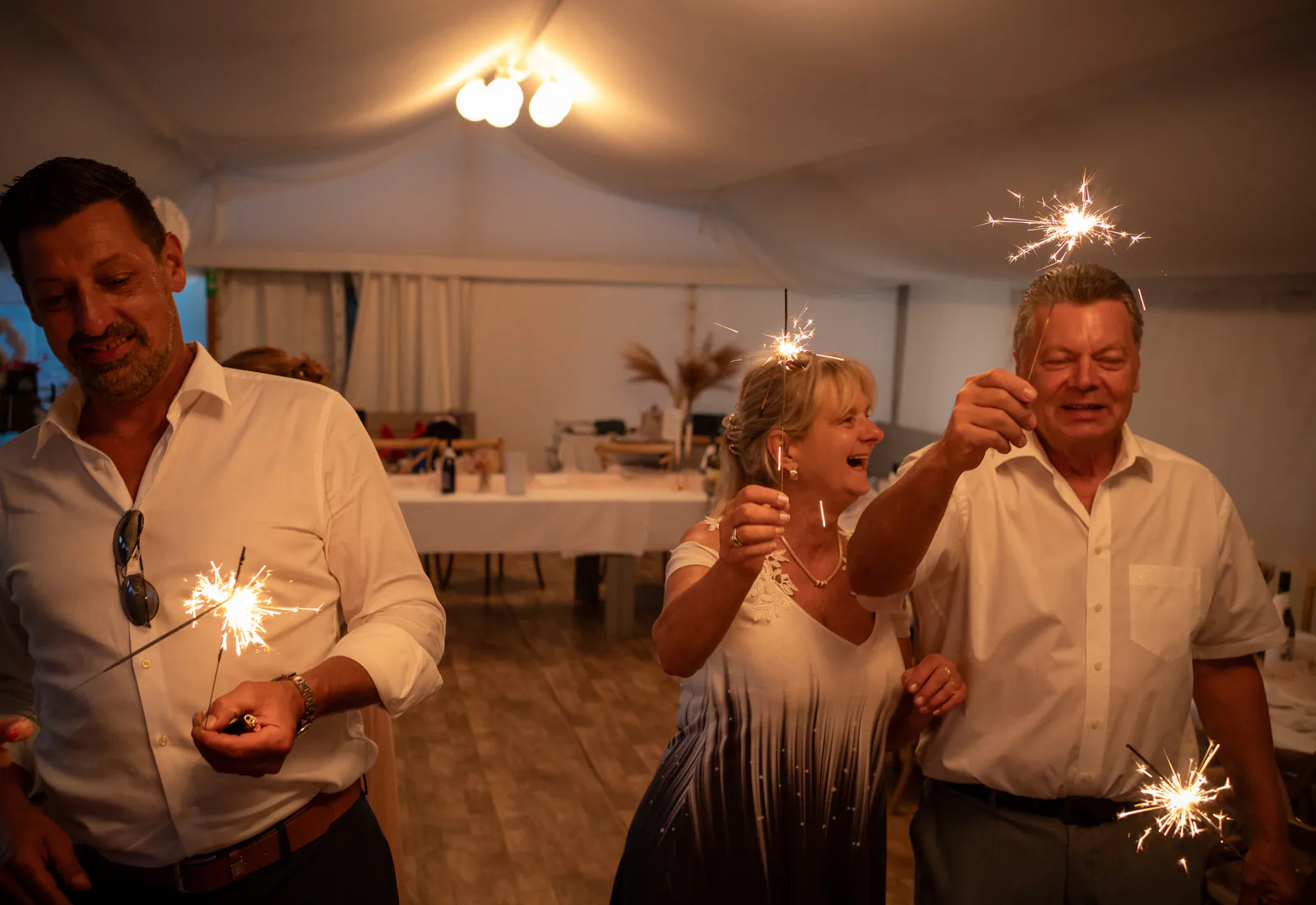 Brautpaar zwischen Wunderkerzen am Abend