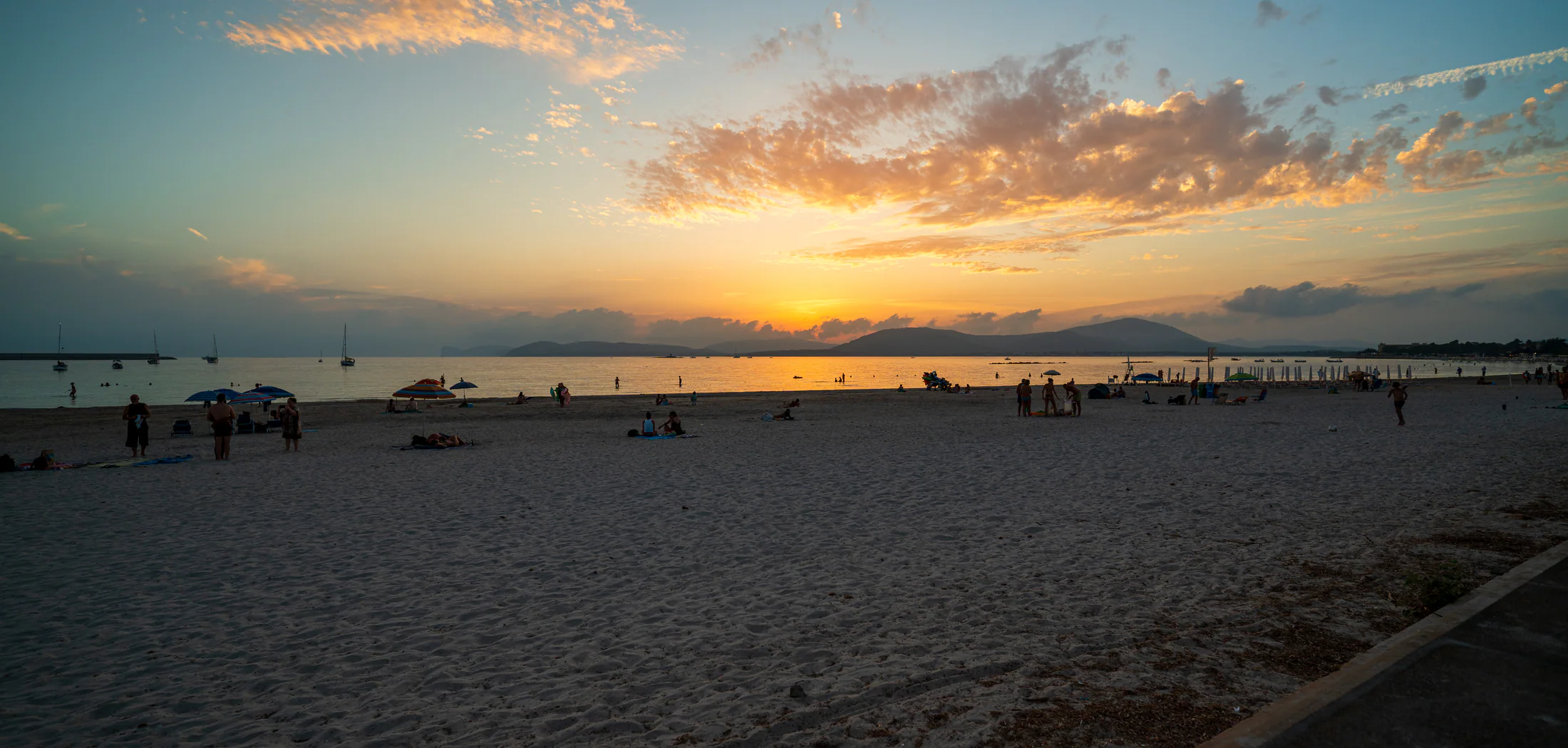 Weiter Himmel über dem Meer im warmen Abendlicht